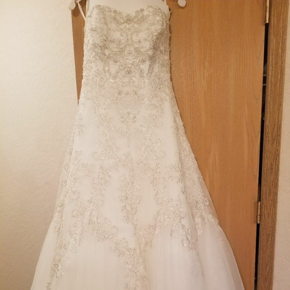 A line wedding dress - Picture 1 of 3